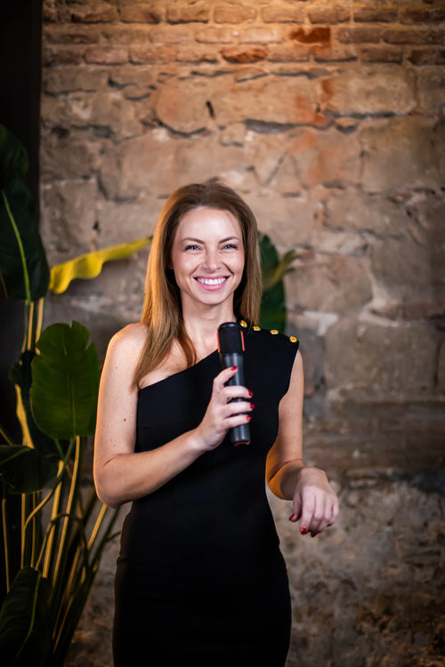 Adina Harnagea con micrófono