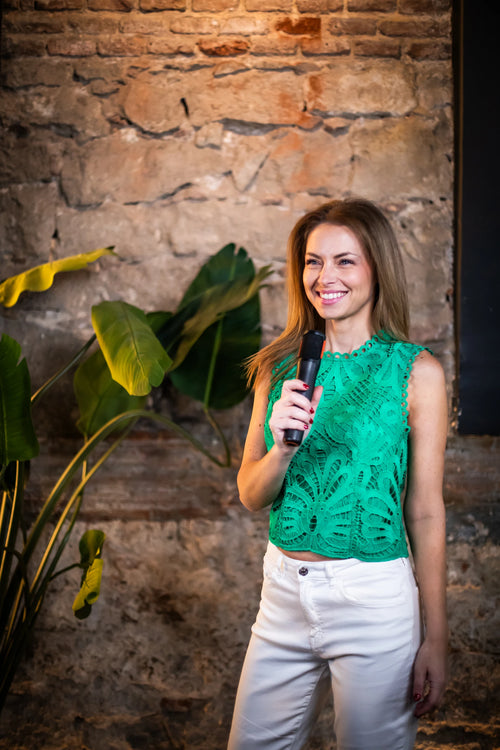 Adina Harnagea presentando